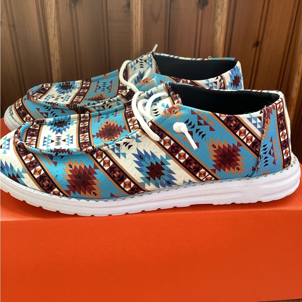 Womens Size 10 Aztec-Print Casual Shoes